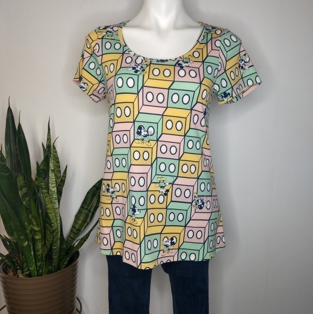 ✨3/$15 LulaRoe Mickey Mouse geometric t-shirt XS
